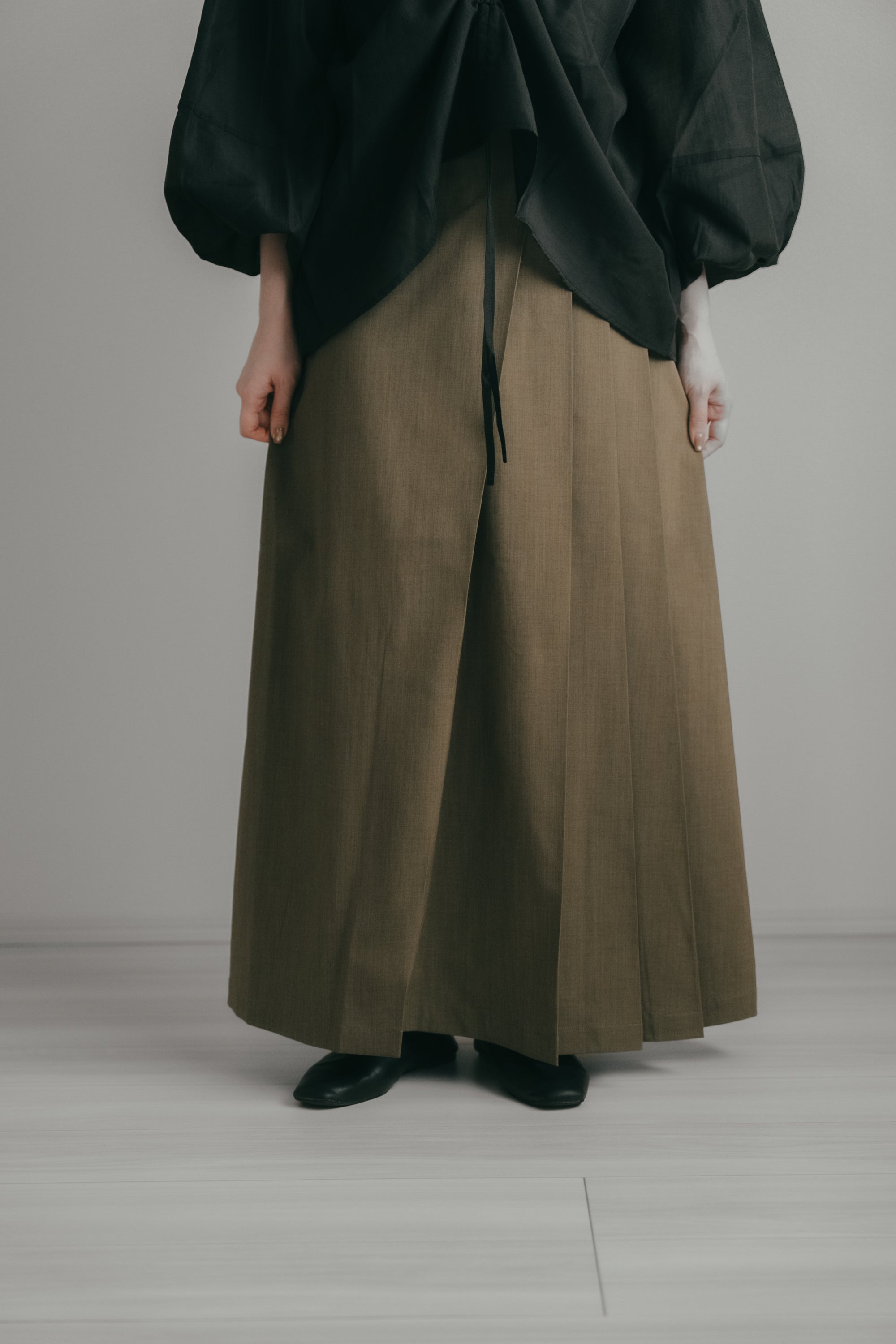仿麻不對稱百褶裙｜卡其