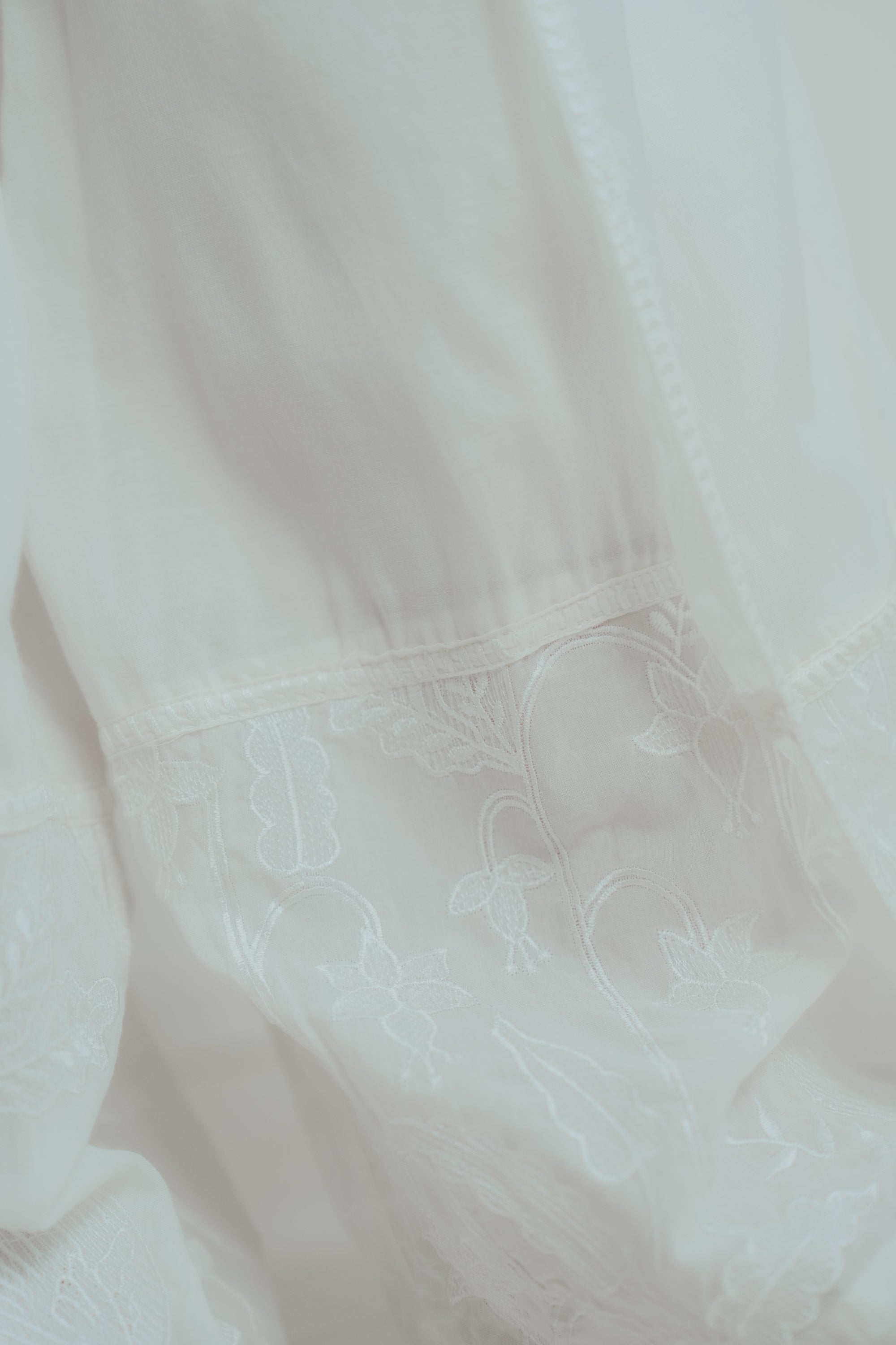 慵懶刺繡片裙褲｜米白